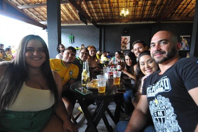 Na regio de Venda Nova, em Belo Horizonte, torcida festeja vitria do Brasil sobre a Coreia do Sul por 4 a 1 pelas oitavas de final da Copa do Mundo
