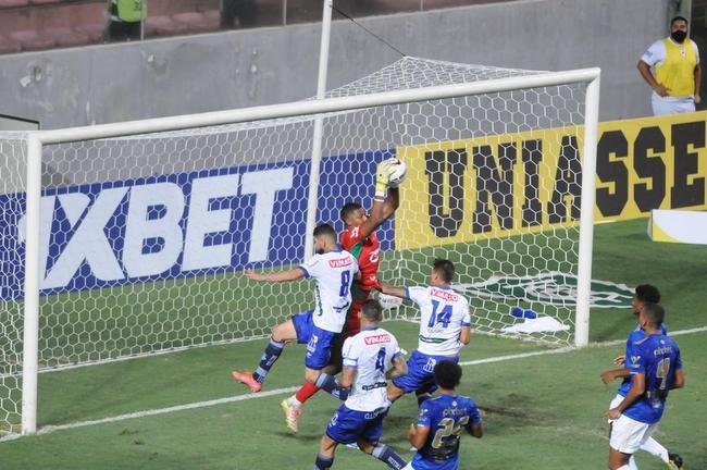 Cruzeiro goleou URT por 3 a 0 no Independncia com gols de Thiago, Machado e Edu em sua estreia no Mineiro. Ronaldo, dono da SAF, assistiu  partida no Horto. Duelo marcou estreia do tcnico uruguaio Paulo Pezzolano
