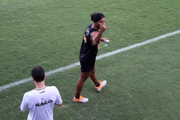 No fim de setembro, Ronaldinho sofreu grave leso na coxa esquerda e viu ameaada sua participao no Mundial de Clubes. Foram mais de dois meses de tratamento intensivo.