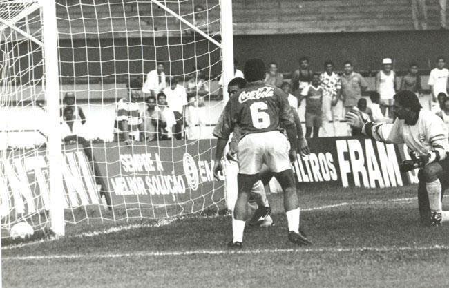 Ronaldo no histrico jogo contra o Bahia, em 7 de novembro de 1993, quando marcou cinco gols na goleada por 6 a 0