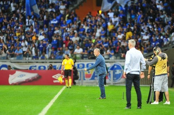 As reaes da torcida do Cruzeiro e do tcnico Mano Menezes com mais uma derrota do Cruzeiro no Campeonato Brasileiro. Neste sbado, time celeste foi batido pelo Athletico-PR por 2 a 0, com gols de Jonathan e Bruno Guimares