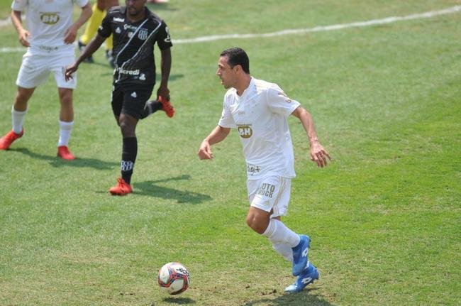 Cruzeiro e Ponte Preta se enfrentaram numa manh de forte calor em Sete Lagoas