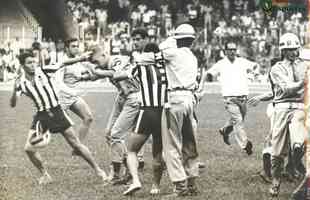 24/10/1965 - Lance do jogo entre Atlético e Cruzeiro, realizado no Mineirão, em Belo Horizonte, onde acontece a primeira briga no estádio. A partida terminou aos 34 minutos do segundo tempo, quando o juiz assinalou um pênalti na grande área do time alvinegro e os jogadores protestaram. O jogo terminou em 1 a 0 para o Cruzeiro.