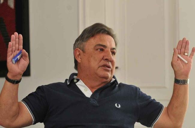 31/5 - PEDIDO DE AFASTAMENTO: Zez Perrella anuncia o nome dos trs conselheiros que vo integrar comisso de sindicncia. Justia bloqueia 30% do salrio de Itair Machado por conta de dvida contrada quando ele era presidente do Ipatinga e do Betim. Em carta, grupo de 117 conselheiros pede o afastamento do vice de futebol