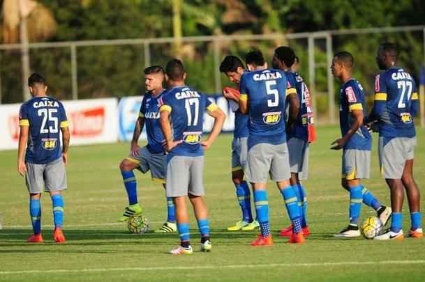 Depois de invaso de torcida organizada, jogadores trabalharam normalmente. Ded foi entregue  preparao fsica, assim como volante Marciel. Time enfrenta o Vitria na quarta-feira pela Copa do Brasil