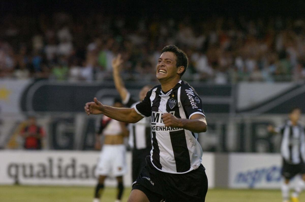 Eduardo - Aps a venda de Paulo Henrique, Eduardo surgiu das categorias de base do Alvinegro. Em um ano como profissional do Atltico, marcou dez gols em 36 partidas. No meio da temporada 2008, foi emprestado ao Gaziantepspor, da Turquia. Depois, tambm foi emprestado para Atltico-PR e Sport. Em 2010, acabou rescindindo o contrato com o Galo e foi para o So Caetano.