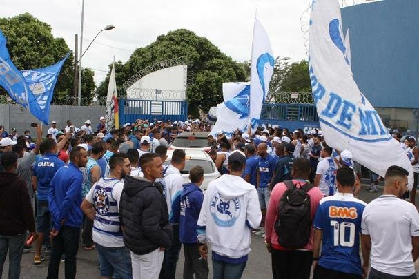 Torcedores do Cruzeiro foram  porta da Toca II apoiar os jogadores s vsperas do jogo com o Flamengo