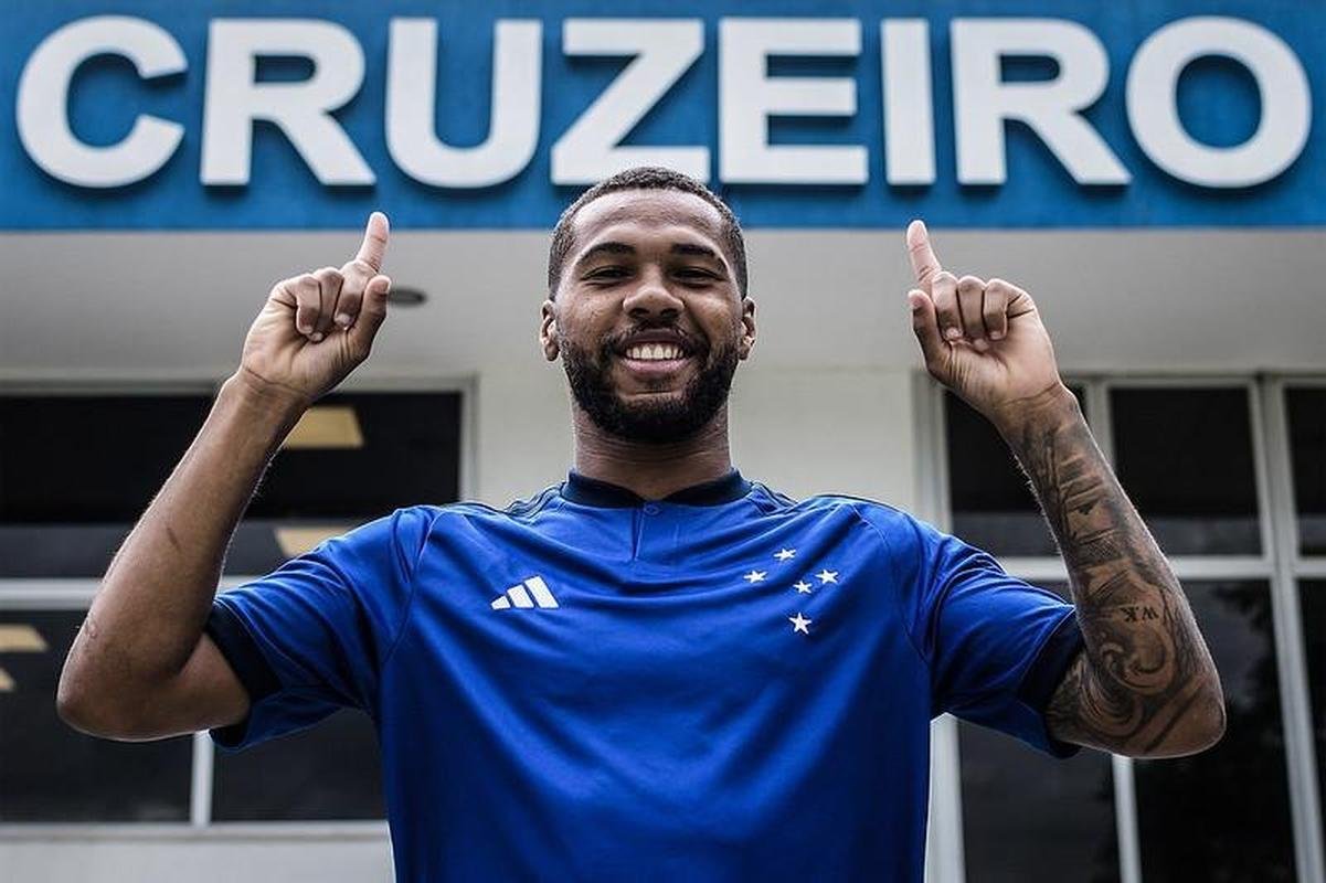 Camisa de 2023 do Cruzeiro traz a nova coleo da Adidas. Fornecedora esportiva homenageou os 20 anos da conquista da trplice coroa do clube celeste. 