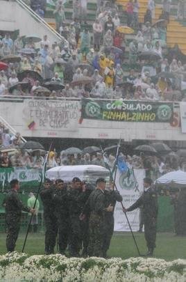 Chegada dos corpos  Arena emocionou a todos. Foi o reencontro dos heris com suas famlias