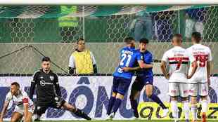 O lateral s�o-paulino Rafinha marcou, contra, o gol que deu a vit�ria � Raposa no confronto do s�bado (24), por 1 a 0