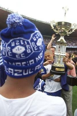 Depois da vitria por 2 a 1 sobre o Paysandu naquele 30 de novembro, no Mineiro, resultado que confirmou o ttulo brasileiro de 2003 com duas rodadas de antecedncia, jogadores do Cruzeiro, comisso tcnica e diretoria promoveram uma grande festa no gramado. Sem a taa oficial da CBF, o elenco deu a volta olmpica com trofus simblicos. Os mais de 75 mil presentes festejaram a indita Trplice Coroa no futebol brasileiro. Antes, o clube celeste j havia conquistado o Campeonato Mineiro de forma invicta e a Copa do Brasil.