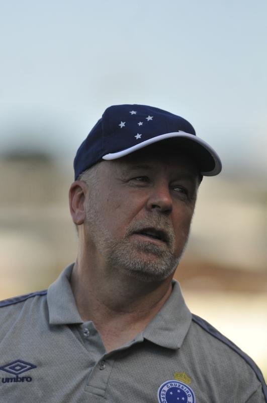 Tcnico do Cruzeiro, Mano Menezes, no estdio Fario, em Divinpolis