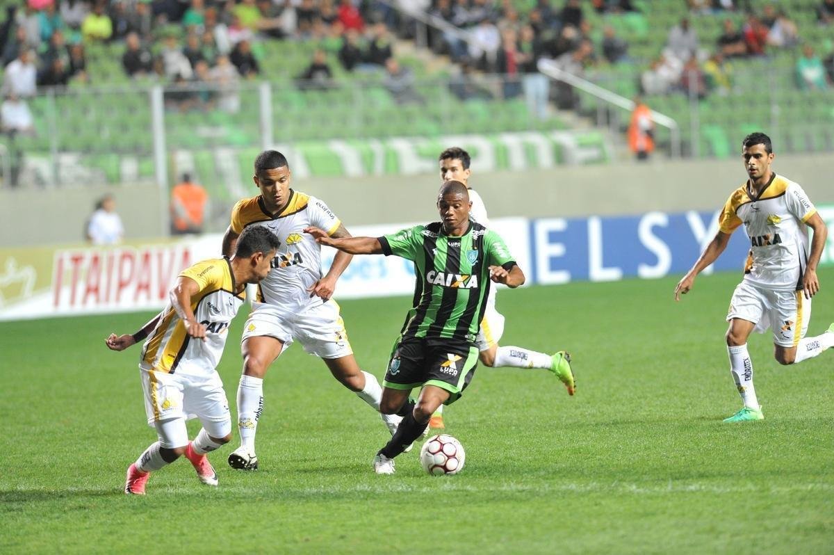 Imagens da partida entre Amrica e Cricima, no Independncia, pela Srie B do Brasileiro