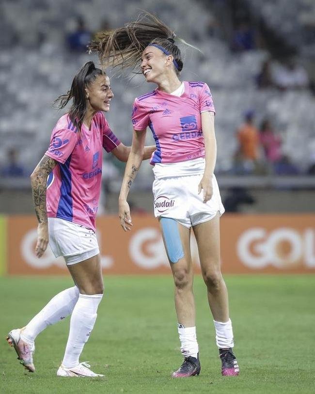Em preliminar de Cruzeiro x Ituano pela Srie B, o time feminino da Raposa, conhecido como Cabulosas, goleou o Araguari por 8 a 0 pela terceira rodada do Campeonato Mineiro Feminino. Equipe cruzeirense estreou o uniforme rosa, confeccionado pela Adidas em homenagem  campanha Outubro Rosa, de conscientizao contra o cncer de mama