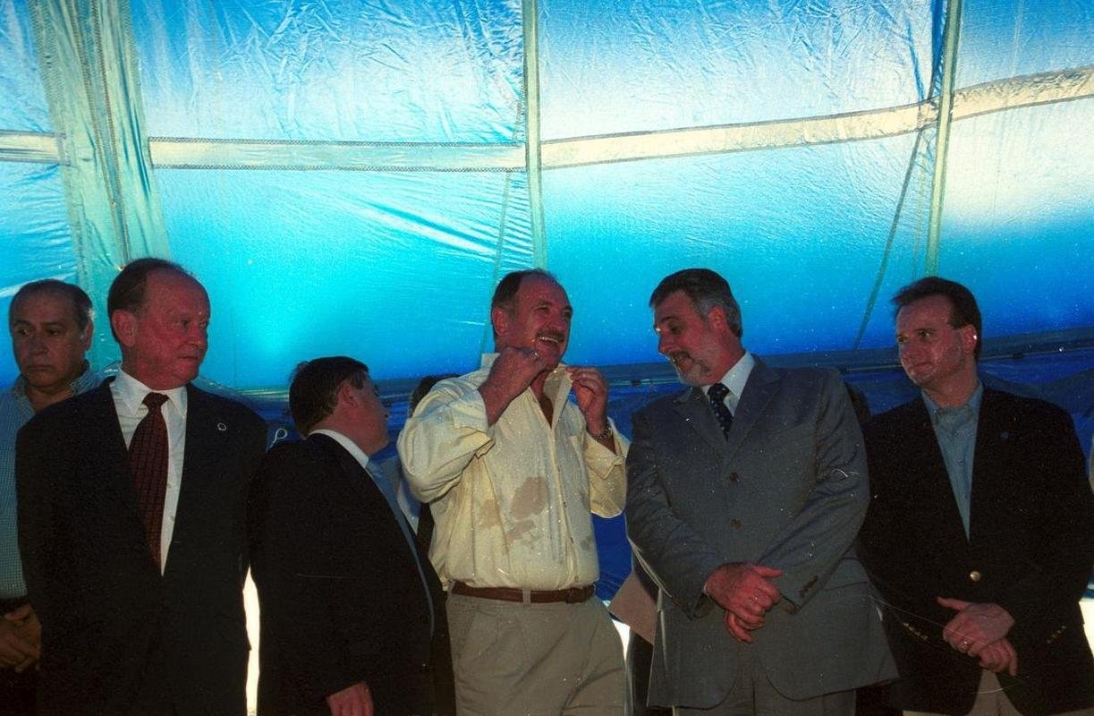 Inaugurao da Toca da Raposa II em 9 de maro de 2002. Na ocasio, presidente do Cruzeiro, Zez Perrella, recebeu figuras ilustres, como o tcnico da Seleo Brasileira, Luiz Felipe Scolari, e outras autoridades pblicas municipais, estaduais e federais