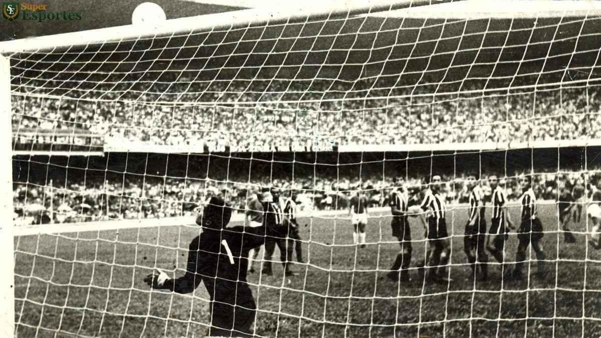 O Galo liderava o Estadual, e a vitria no clssico, pela antepenltima rodada, praticamente o deixaria com o ttulo nas mos. A equipe do tcnico Fleitas Solich fez 3 a 0 aos 15min do segundo tempo. O Cruzeiro j havia perdido Tosto, contundido, e Procpio, expulso, mas logo iniciou a reao. Natal marcou duas vezes e Piazza, de pnalti, empatou aos 30min. No fim, Z Carlos quase virou, mas o empate serviu para embalar a equipe at a conquista do Estadual, numa melhor-de-trs no incio de 1968.