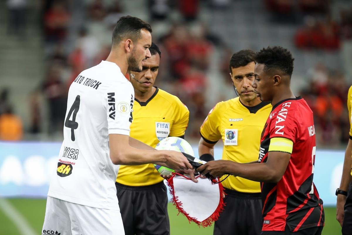 Galo perdeu muitas chances e acabou tropeçando em Curitiba