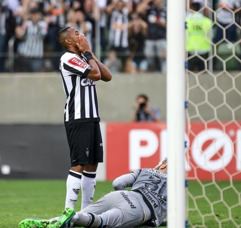 NOVEMBRO: no dia 23 de novembro, Robinho foi condenado a nove anos de priso pela Justia italiana por estupro de uma jovem albanesa de 22 anos. O caso, de acordo com a sentena de Mariolina Panasiti, ocorreu em Milo, quando o jogador atuava pelo Milan, em 22 de janeiro de 2013. A defesa garante que Robinho  inocente. O Atltico optou por no se manifestar sobre o tema, por considerar o caso de cunho 'pessoal'. Em represlia  atitude do clube, um grupo de torcedoras, denominado 'Feministas do Galo', utilizou faixas para protestar contra a manuteno de Robinho no elenco. Dias depois, mais faixas foram penduradas em frente  sede de Lourdes - desta vez para apoiar clube e jogador.