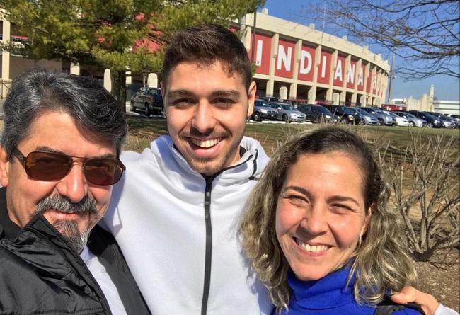Pai de Vinícius Lanza, Lincoln (E) criou a piscina no açude de sua fazenda