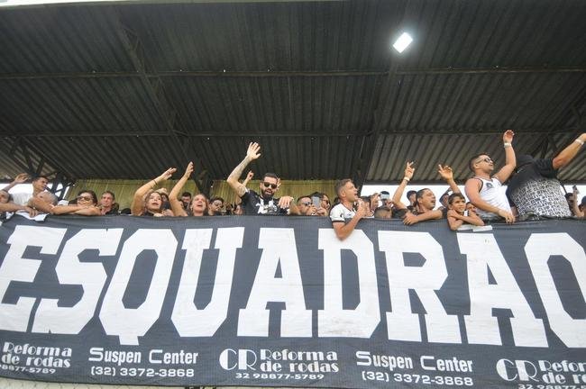 Festa do Athletic ao receber trofu de campeo mineiro do interior