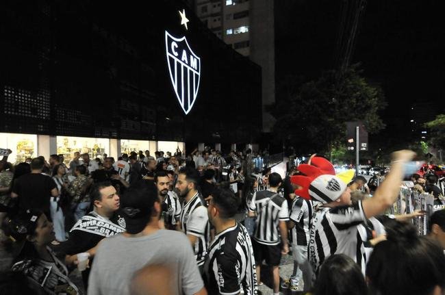 Torcedores do Atltico se concentraram em frente  sede do clube, no bairro de Lourdes, em BH, para festejar o ttulo da Supercopa do Brasil sobre o Flamengo. Galo derrotou rubro-negros nos pnaltis na Arena Pantanal, em Cuiab
