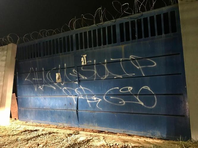 Torcedores picharam muros e arrombaram o portão da Toca II