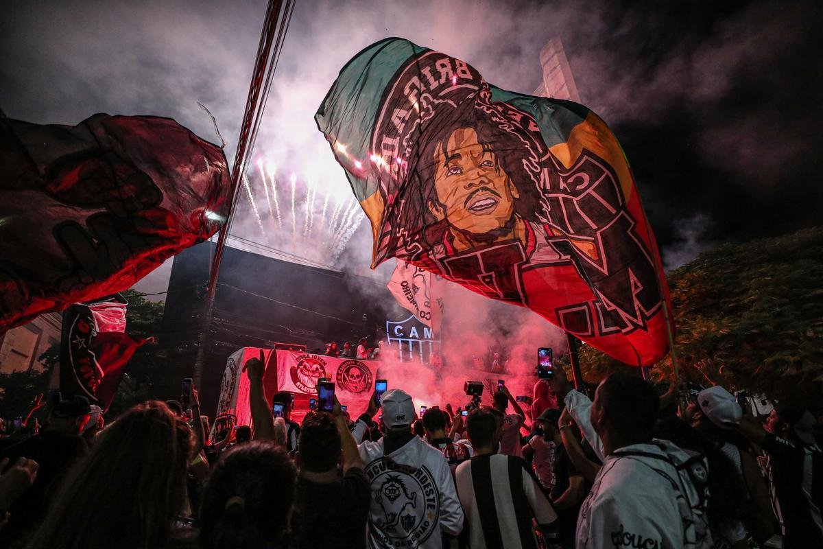 Torcedores do Atltico fizeram viglia em comemorao ao aniversrio de 114 anos do clube, na madrugada desta sexta-feira, na porta da sede de Lourdes