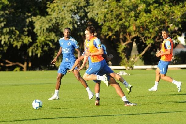 Tcnico da equipe sub-20, Ricardo Resende comandou nesta quinta-feira o primeiro treino como interino no Cruzeiro. Ele orientar a equipe na partida de domingo, s 16h, contra o Ava, na Ressacada, pela 14 rodada do Campeonato Brasileiro. Enquanto isso, a diretoria celeste busca um substituto para Mano Menezes, desligado do clube aps derrota para o Internacional, por 1 a 0, nessa quarta, pelo jogo de ida da semifinal da Copa do Brasil.