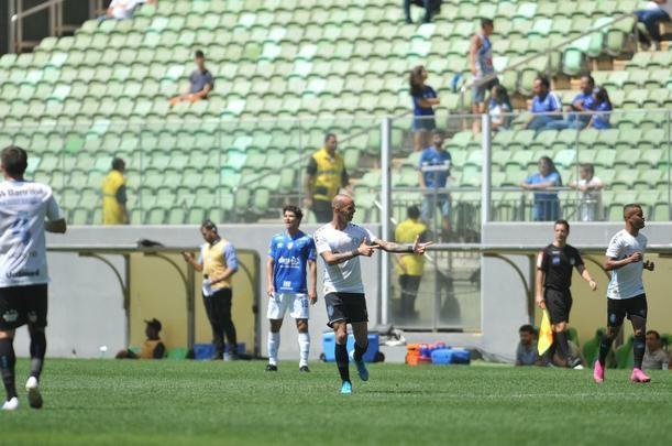 Lances da partida entre Cruzeiro e Grmio, no Independncia, pela 18 rodada do Campeonato Brasileiro