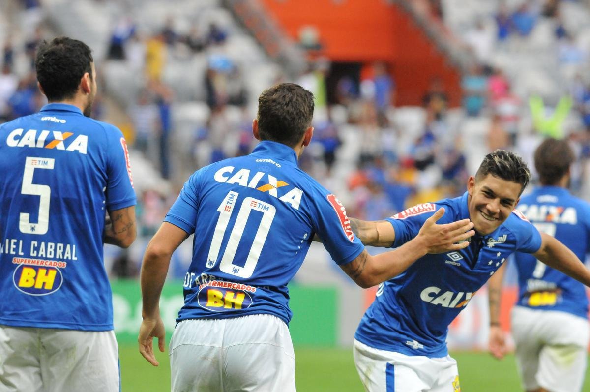 A Penalty seguiu at o meio da temporada 2016, quando a inglesa Umbro comeou um ciclo de quatro anos como fornecedor de material esportivo do Cruzeiro. A camisa lanada era predominantemente azul com gola polo. O patrocnio mster tambm foi alterado naquele ano: o Supermercados BH foi para outro espao da blusa, enquanto a Caixa Econmica Federal ocupou o espao mais nobre.