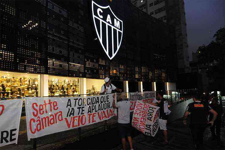 Galoucura protesta contra Felipão e pede saída de jogadores do