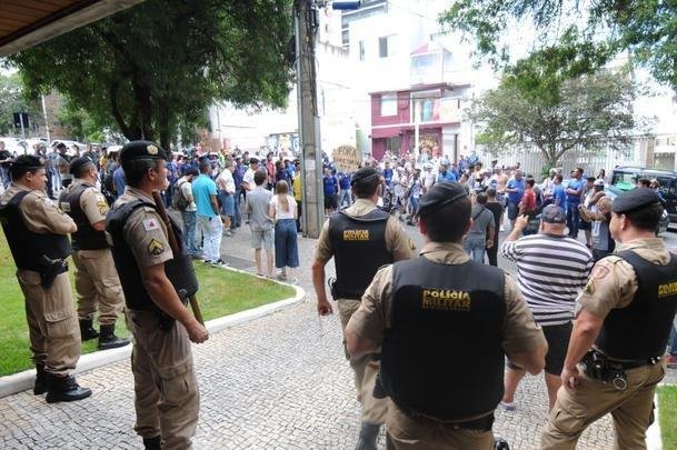 Em protesto na porta da Sede Administrativa, torcedores do Cruzeiro pediram renncias do presidente Wagner Pires de S e de seus vices, Hermnio Lemos e Ronaldo Granata