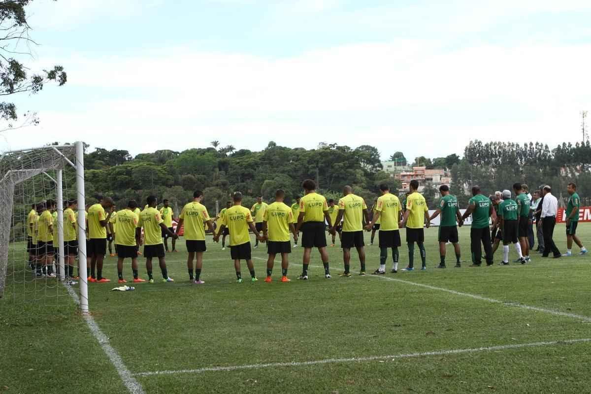 O elenco do Amrica se reapresentou para a temporada 2015 na tarde desta segunda-feira, no CT Lanna Drumond. Depois de reunio com integrantes do conselho de administrao, os jogadores foram para um campo secundrio, onde realizaram o primeiro trabalho com bola. O gramado principal passa por reformas.