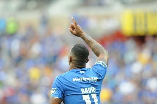 No segundo tempo, David ampliou a vitria do Cruzeiro para 2 a 0, em belo gol