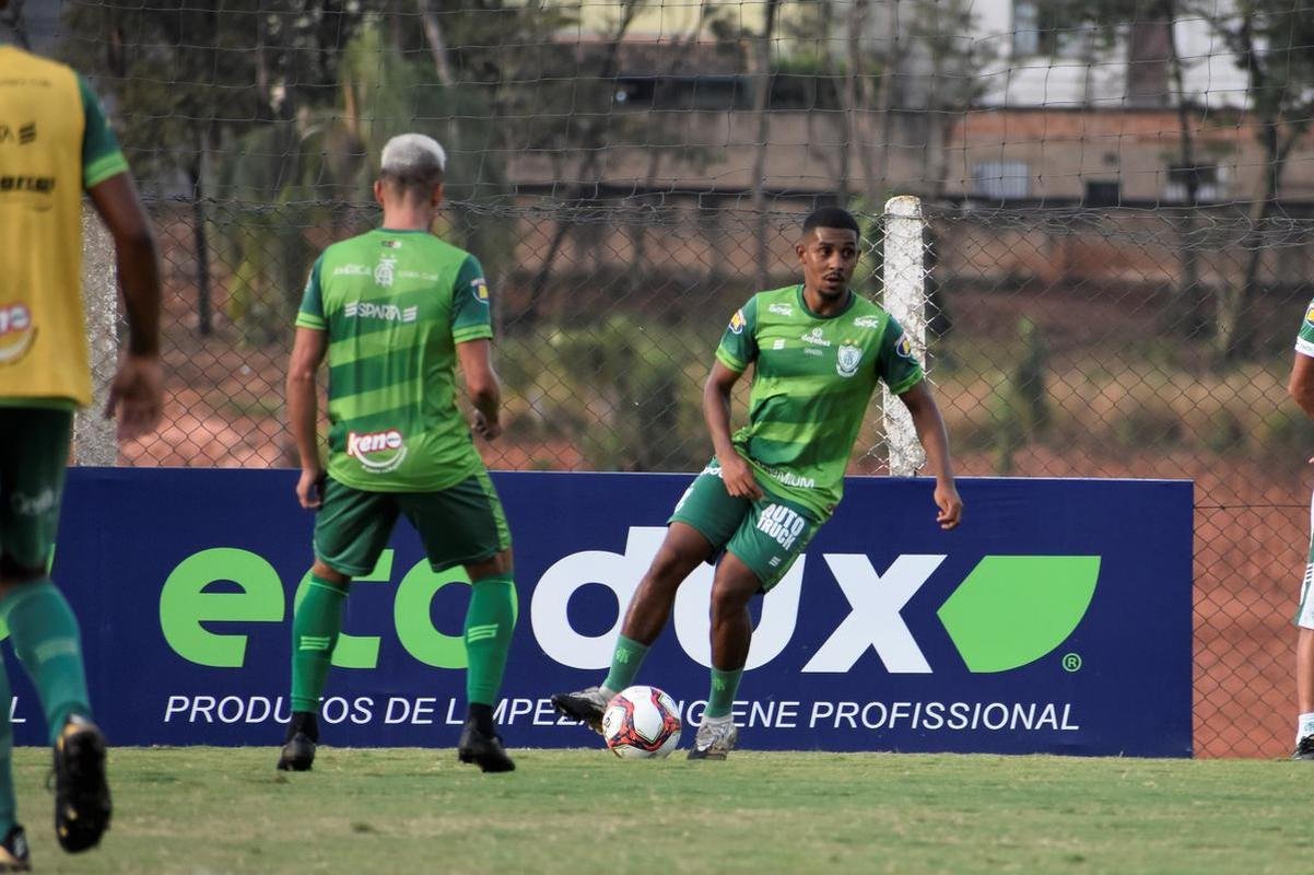 O Amrica segue em preparao para a deciso do Campeonato Mineiro, contra o Atltico. No prximo sbado (22), s 16h30, os rivais se enfrentaro no Mineiro, em Belo Horizonte. Para ser campeo estadual pela 17 vez, o Coelho precisar vencer o confronto. Isso porque a primeira partida terminou empatada em 0 a 0, e o Atltico possui a vantagem de jogar por um novo empate.