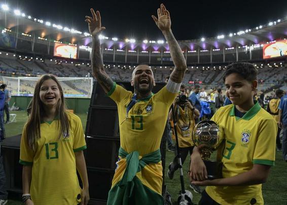 Seleção Brasileira derrota Peru por 3 a 1, conquista Copa América e ergue a taça no Maracanã; veja as fotos da festa do Brasil