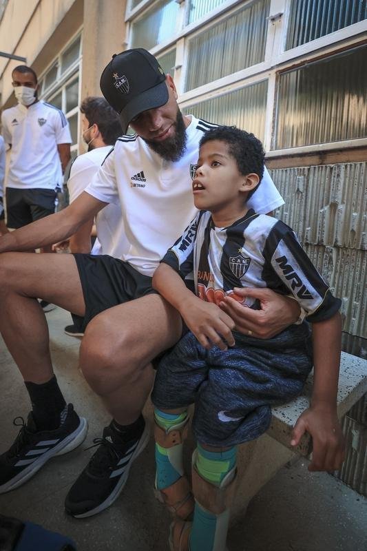 Jogadores do Atltico visitam Ncleo Assistencial Caminhos para Jesus