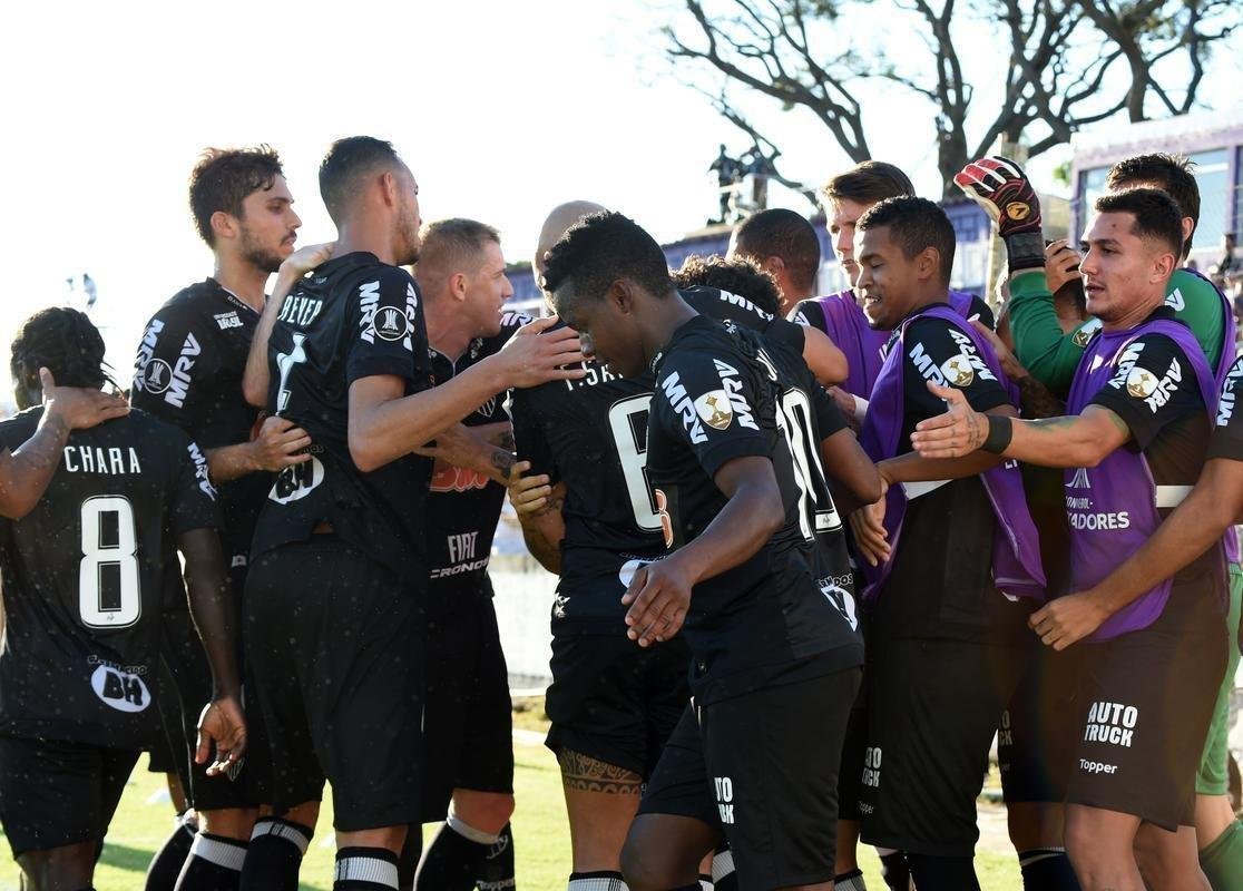 Jogadores do Atltico comemoram gol de Ricardo Oliveira sobre o Danubio, no Uruguai: 1 a 0