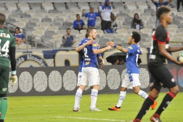 No segundo tempo, Fred marcou duas vezes e ampliou vantagem do Cruzeiro para 3 a 0