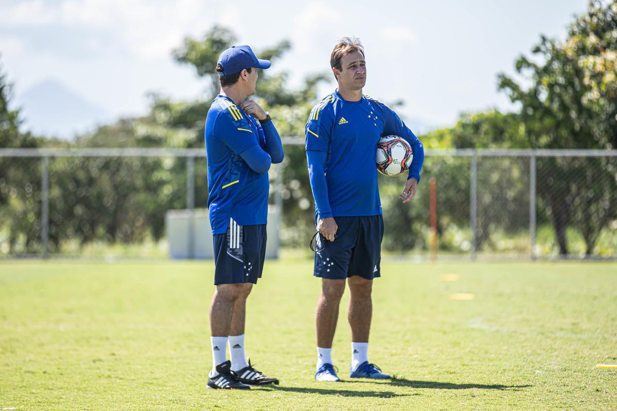 Cruzeiro estreou camisa de treino amarela durante atividade neste domingo (28/03). Uniforme da comissão técnica é na cor azul.