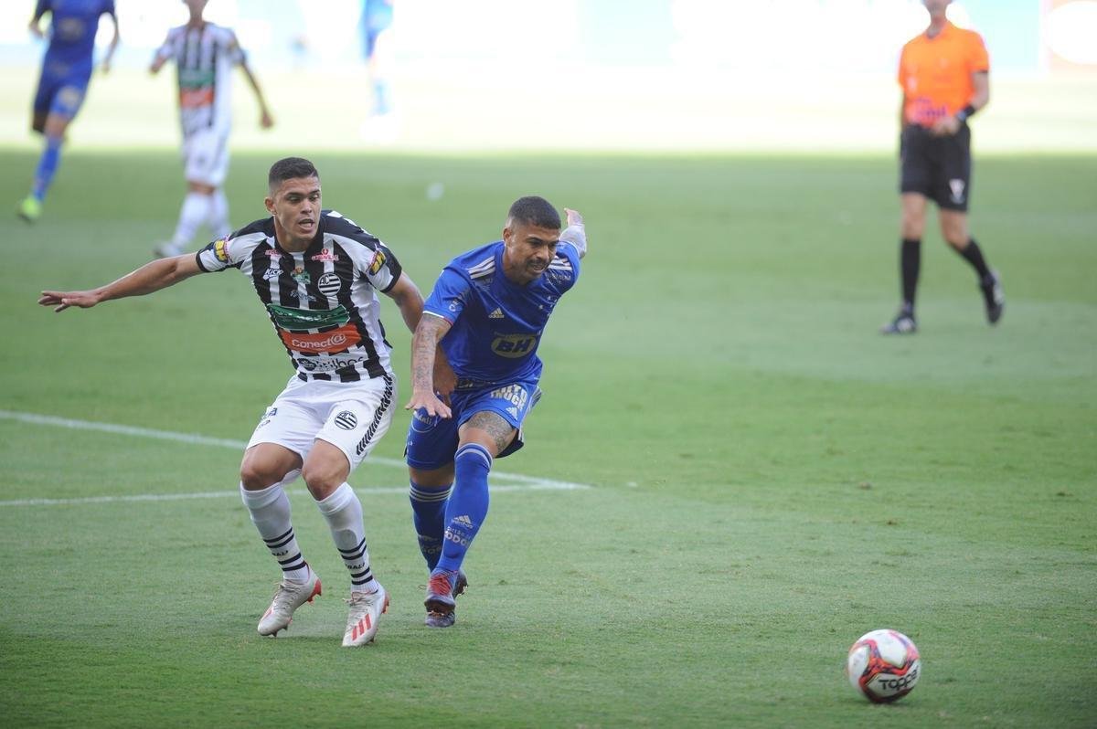 Cruzeiro estreou novo uniforme do centenrio na vitria por 1 a 0 sobre o Athletic, no Mineiro, pelo Mineiro. Verso  completamente azul, fugindo  tradio do clube de ter o calo e os meies brancos.