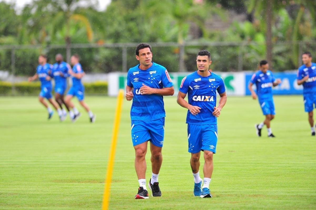 No segundo dia da pr-temporada, jogadores do Cruzeiro fizeram atividade fsica no campo