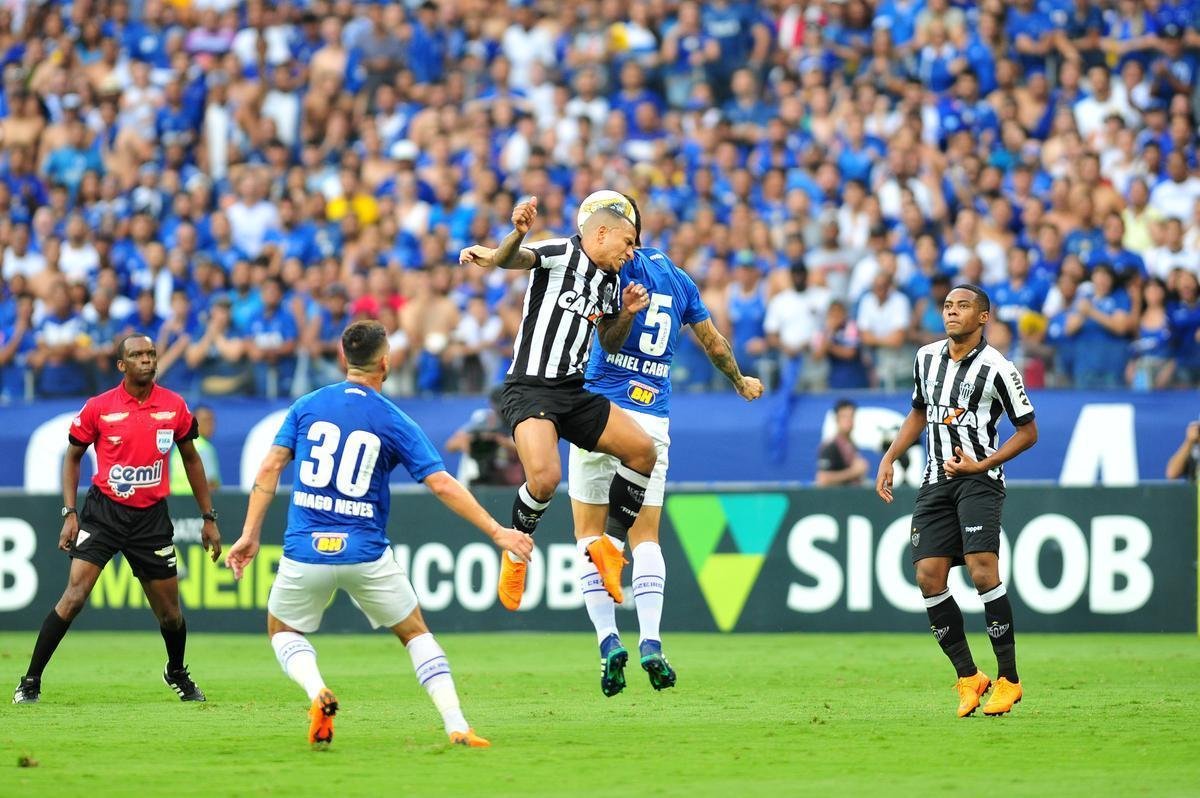 Lances do primeiro tempo do clssico entre Cruzeiro e Atltico, no Mineiro