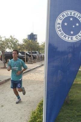 Fernando Diniz, técnico do Fluminense, foi contratado como jogador pelo Cruzeiro em agosto de 2004. O ex-meia teve uma curta passagem pela equipe celeste, com apenas oito partidas, sem balançar as redes