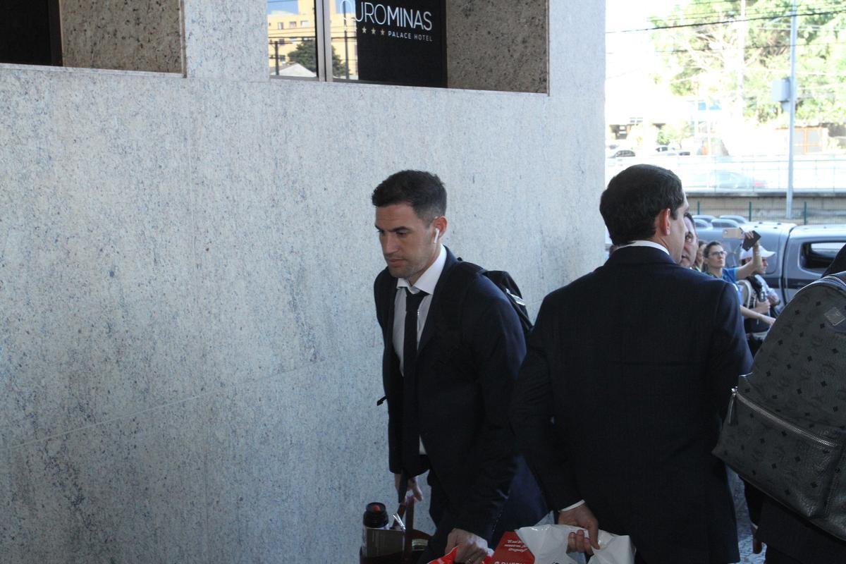 Repleta de estrelas, Seleo Uruguaia chegou a Belo Horizonte no comeo da tarde para a disputa da Copa Amrica. Cavani e Surez, as principais estrelas, mostraram muita simpatia. O meia De Arrascaeta, ex-Cruzeiro, atendeu a um f, mas passou pela imprensa sem dar entrevistas