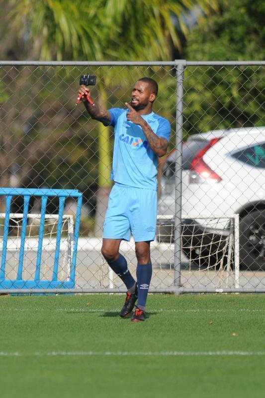 Mano Menezes voltou a fechar treino na Toca da Raposa II e permitiu imagens apenas do aquecimento. O certo  que o treinador voltar a contar com o Cruzeiro ideal diante do Boca Juniors, na quinta-feira, no Mineiro. Todos os atletas esto  disposio para duelo de volta das quartas de final da Libertadores