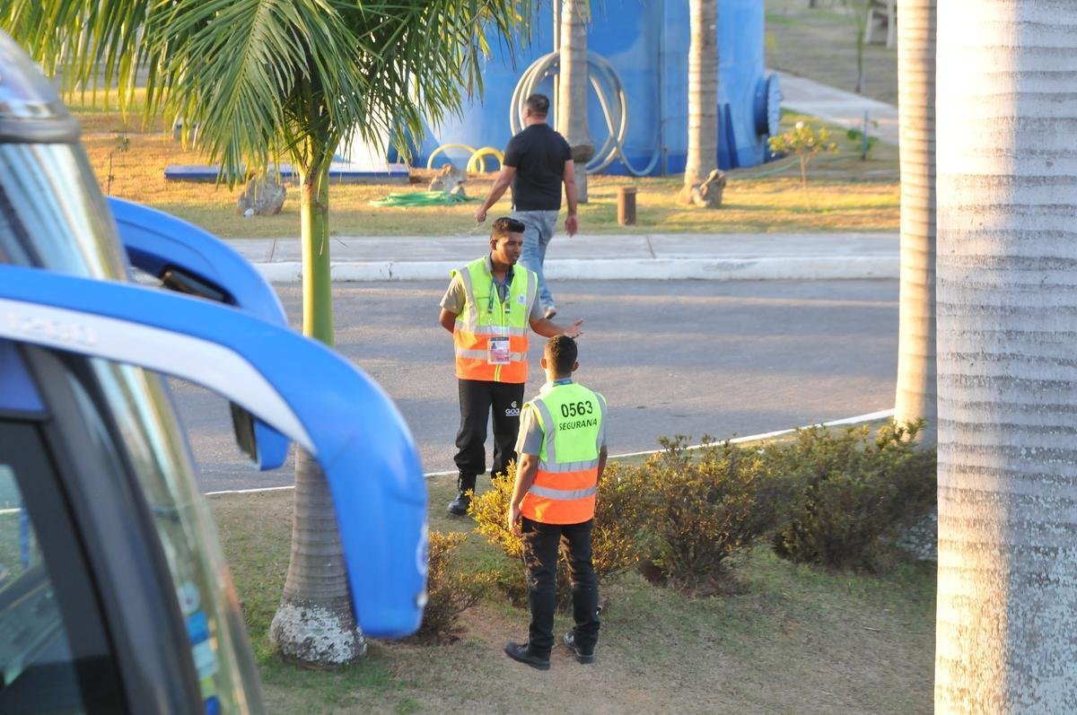 Cruzeiro iniciou sua intertemporada nesta segunda-feira na Toca da Raposa II. Tcnico Mano Menezes contou com elenco completo. Grupo agora comea preparao para decises com Atltico na Copa do Brasil, River Plate na Copa Libertadores e 29 rodadas restantes do Campeonato Brasileiro