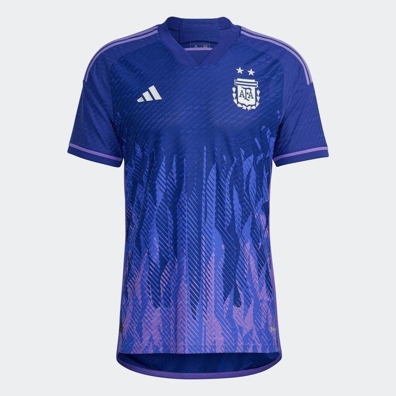 A camisa II da Argentina para a Copa do Mundo  violeta e foi produzida pela Adidas