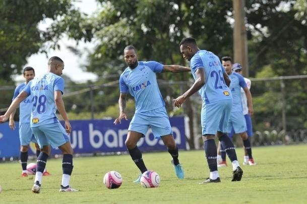 Mano Menezes montou Cruzeiro que deve encarar o Villa Nova no sbado e promoveu trs mudanas em relao ao ltimo jogo: Murilo entrou na vaga de Leo, Egdio no lugar de Marcelo Hermes e Robinho deu lugar a Ariel Cabral