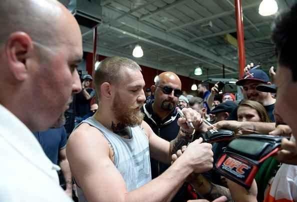 Com presença de imprensa e fãs, Conor McGregor e Nate Diaz participam de conferência em Los Angeles e esquentam clima para duelo no UFC 196